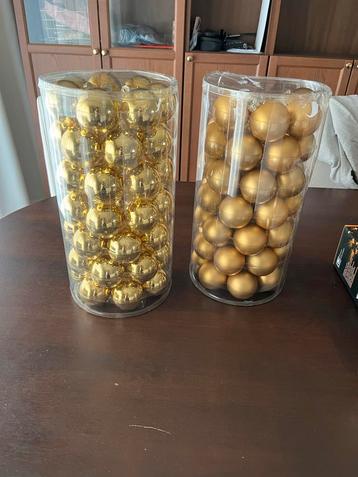 Gouden kerstballen beschikbaar voor biedingen