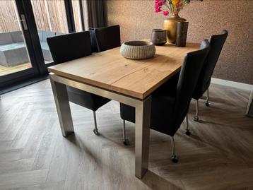 4 zwarte leren verrijdbare eetkamerstoelen + eettafel beschikbaar voor biedingen