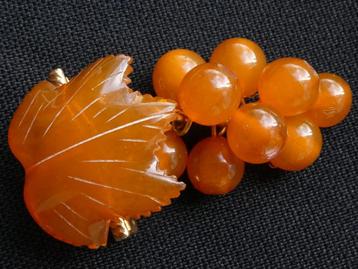 Broche druiventros met blad - Butterscotch Amber  -  Vintage