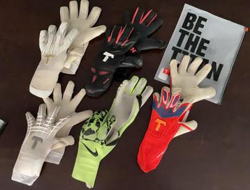 Keeperhandschoenen T1TAN en Nike  beschikbaar voor biedingen