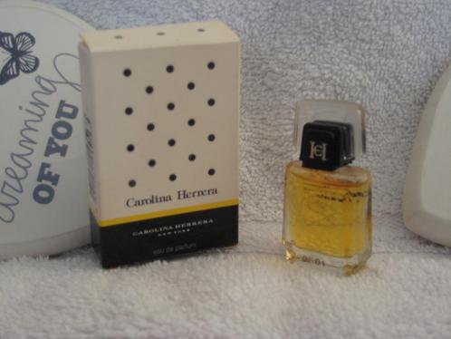parfumminiatuur met doosje carolina herrera, Verzamelen, Parfumverzamelingen, Zo goed als nieuw, Miniatuur, Gevuld, Ophalen