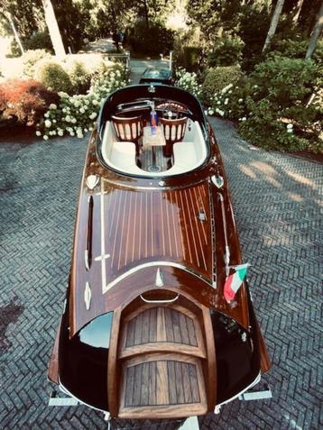 TE KOOP LOOK A LIKE RIVA MET V8 INBOARD MOTOR beschikbaar voor biedingen