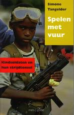 Spelen met vuur - Simone Tangelder (Boek over Kindsoldaten), Maatschappij en Samenleving, Nieuw, Ophalen of Verzenden, Wereld
