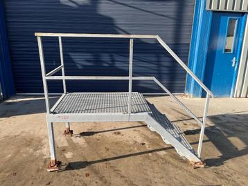 Stalen trap met bordes beschikbaar voor biedingen