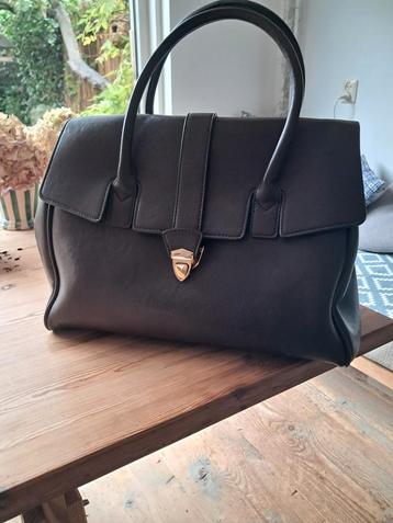 Nieuwe praktische bruine handtas. beschikbaar voor biedingen