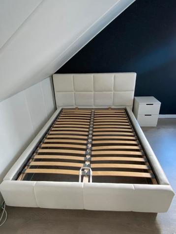 Twijfelaar 140 x 200 incl. lattenbodem en nachtkastje beschikbaar voor biedingen