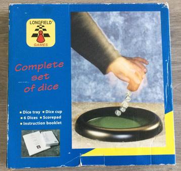 Dobbelspel met spelbord beschikbaar voor biedingen