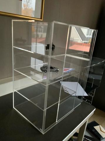 Vitrinekastje Hay beschikbaar voor biedingen