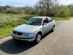 Volkswagen Passat 1.6 74KW 2000 Grijs, Auto's, Volkswagen, Origineel Nederlands, Te koop, Zilver of Grijs, 5 stoelen