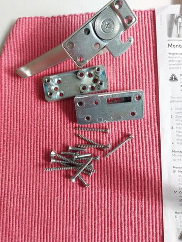  Sluiting raam of deur met kierstand 2x  en slot beschikbaar voor biedingen