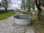 Stevige ronde hooi ruif