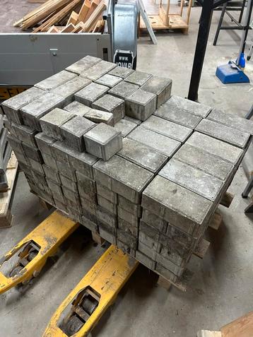 Betonklinkers 20x10 cm grijs gebruikt.3 m2 beschikbaar voor biedingen