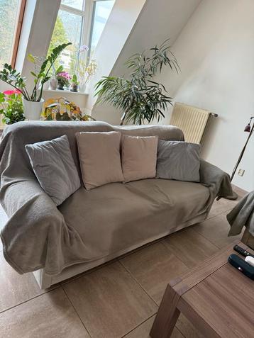 Twee comfortabele banken