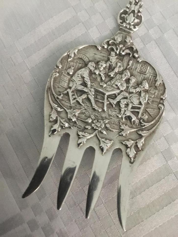 Antieke zilveren broodvork met reliëf, Antiek en Kunst, Antiek | Bestek, Ophalen of Verzenden