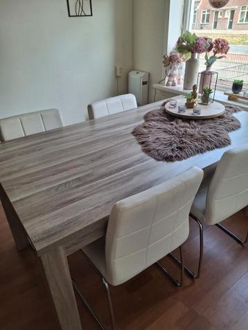 Mooie nette eettafel  beschikbaar voor biedingen