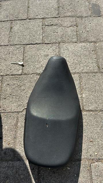 Vespa S/ LX zadel gebruikt beschikbaar voor biedingen