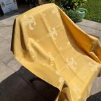 Gele lap stof met Franse lelie., Ophalen of Verzenden, Zo goed als nieuw, Tafelkleed of Tafelzeil