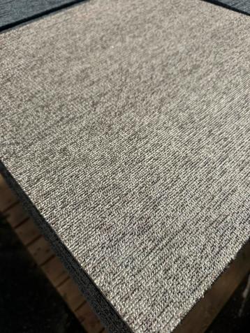 Tapijttegels beige 50x50 cm beschikbaar voor biedingen