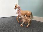 Barbie paardenstal met 1 paard/1 veulen/stal/pop, Ophalen of Verzenden, Zo goed als nieuw, Plastic