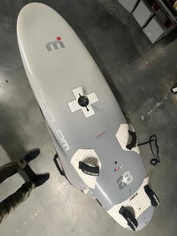 mistral AB+ Slalom 123 + footstraps + boardbag + 3 fins beschikbaar voor biedingen