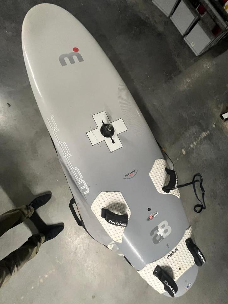 mistral AB+ Slalom 123 + footstraps + boardbag + 3 fins, Watersport en Boten, Windsurfen, Gebruikt, Plank, Minder dan 250 cm, Met vin(nen)