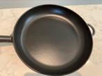 SALE Staub koekenpan 28 cm in top staat, Huis en Inrichting, Keuken | Potten en Pannen, Gietijzer, Ophalen of Verzenden, Zo goed als nieuw