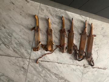 Serie antieke houten schaatsen beschikbaar voor biedingen