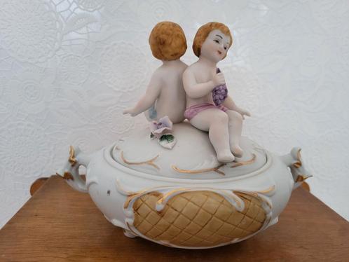Bisquit porselein dekseldoosje met putti cherub beeldjes, Antiek en Kunst, Antiek | Porselein, Ophalen of Verzenden