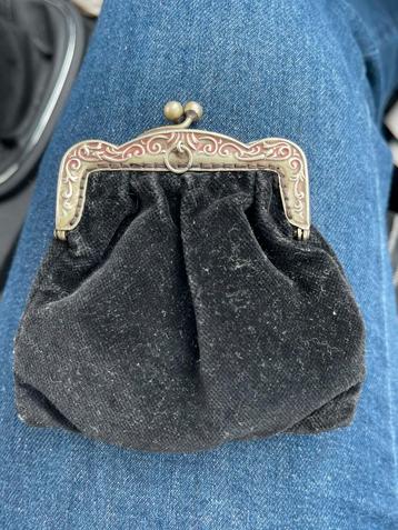 Vintage portemonnee verzilverd en zwart fluweel goede staat beschikbaar voor biedingen