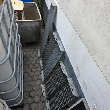 aantal gegalvaniseerde metalen traptreden roostertreden trap beschikbaar voor biedingen