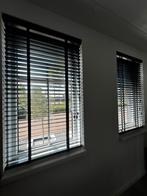 2 zwarte houten jaloerzieën 50mm, Huis en Inrichting, Stoffering | Gordijnen en Lamellen, Ophalen, Zo goed als nieuw, Zwart