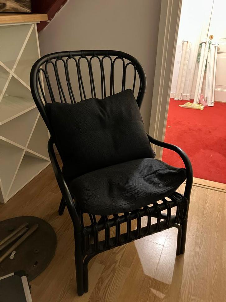 Zwarte rotan stoel met kussens, Huis en Inrichting, Stoelen, Eén, Ophalen