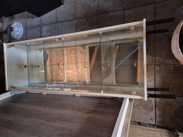 Vitrinekast beschikbaar voor biedingen