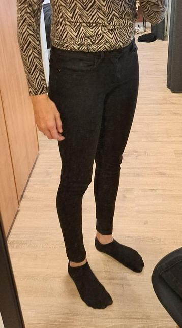 Zwarte broek beschikbaar voor biedingen