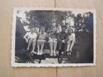 Kleine foto: Groepje van 4 vriendinnen + boerenknecht, 1943, Ophalen of Verzenden, 1940 tot 1960, Gebruikt, Foto