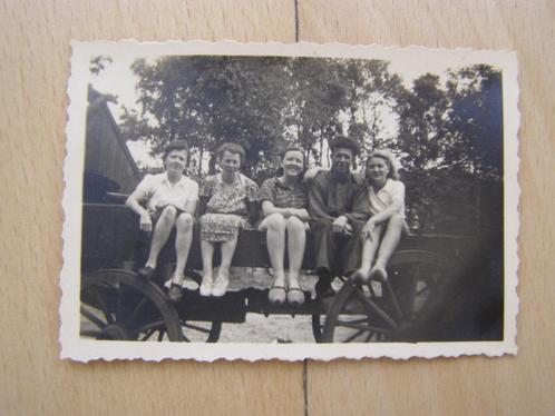 Kleine foto: Groepje van 4 vriendinnen + boerenknecht, 1943, Verzamelen, Foto's en Prenten, Gebruikt, Foto, 1940 tot 1960, Ophalen of Verzenden
