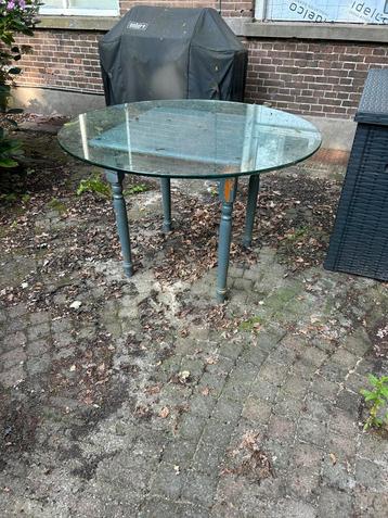 Tafel met losse glazen plaat beschikbaar voor biedingen
