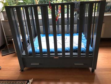 Kinderbox, mat grijs, met boxkleed. beschikbaar voor biedingen