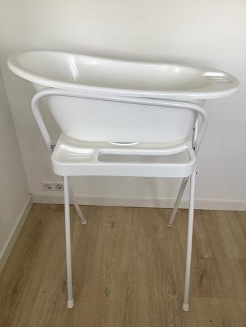 Babybadje met standaard beschikbaar voor biedingen