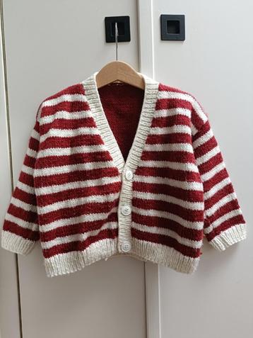 Leuk gebreid vest rood met wit mt 104 beschikbaar voor biedingen
