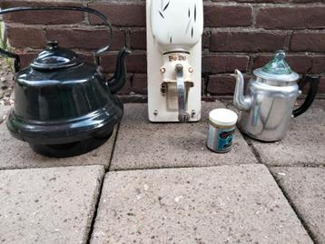 Brocante koffiemolen zakketel beschikbaar voor biedingen