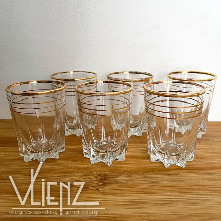 Set van zes vintage borrelglaasjes met goudkleurige accenten, Verzamelen, Glas en Borrelglaasjes, Gebruikt, Borrel- of Shotglas