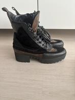 Louis vuitton laureate desert boot, Kleding | Dames, Schoenen, Ophalen of Verzenden, Zo goed als nieuw, Zwart