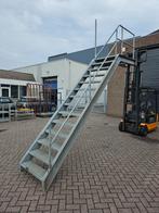 Trap stalen trap gegalvaniseerd 280 cm. met bordes, Doe-het-zelf en Verbouw, Ladders en Trappen, Ophalen, Gebruikt, 2 tot 4 meter