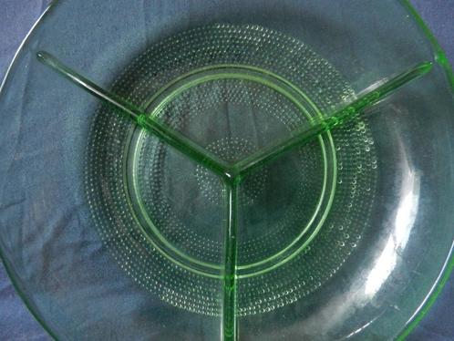 Groen glazen drievaksschaal Leerdam? België? ca 1970 d. 25,3, Antiek en Kunst, Antiek | Glas en Kristal, Ophalen of Verzenden