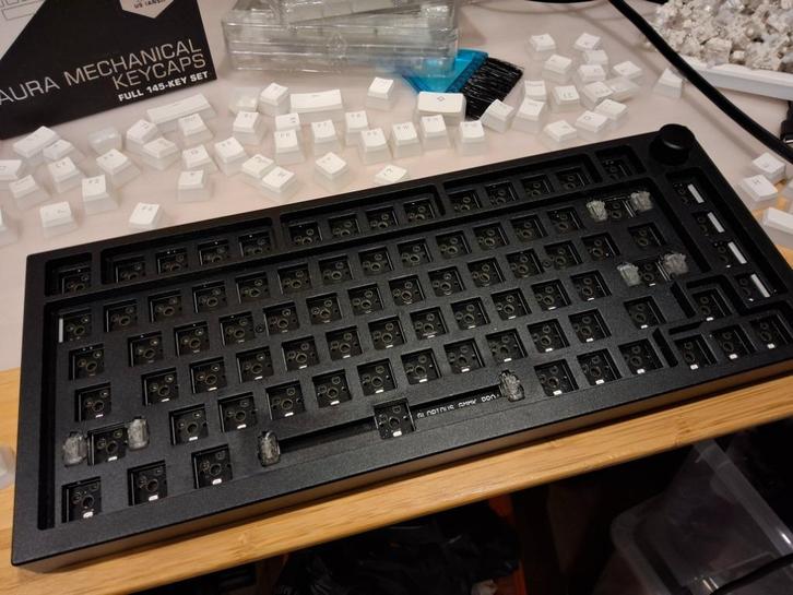 GMMK PRO 75% + Glorious Aura Keycaps V2 - Te koop, Computers en Software, Toetsenborden, Gebruikt, Qwerty, Bedraad, Gaming toetsenbord