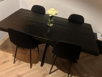 Eettafel inclusief stoelen 