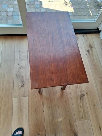 Net vintage bijzettafel op wieltjes beschikbaar voor biedingen