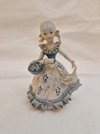 Beeldje Meisje met wit blauwe jurk met bloemenmandje B093, Ophalen, Zo goed als nieuw, Mens