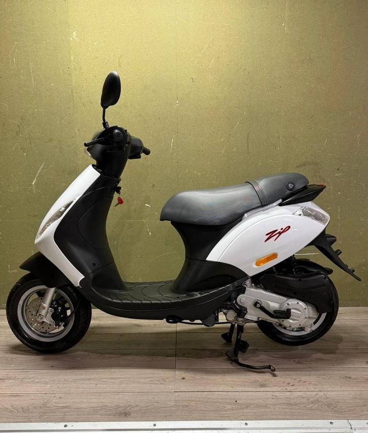 For sale piaggio zip 4 takt, Fietsen en Brommers, Scooters | Piaggio, Zo goed als nieuw, Zip, Benzine, Ophalen of Verzenden